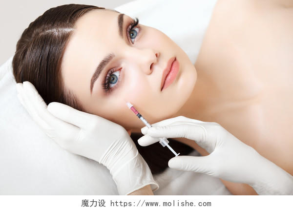 美丽的女人在她的脸上获取注射整容手术面部整形整容美容面部抗衰